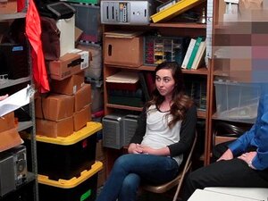 Petite voleuse attrapée en train de voler et baisée par deux mecs de