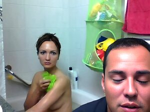 Couple mignon s'amusant avec webcam