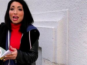 La mignonne touriste Rina Ellis se fait baiser la grosse bite pour de