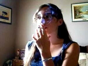 Elizabeth Douglas, 18 ans, apprend à fumer Virginia Slims