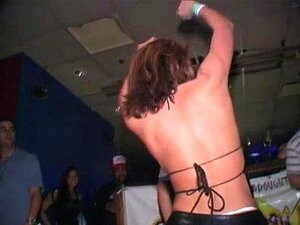 Concours de danse sexy avec des filles montrant leurs seins