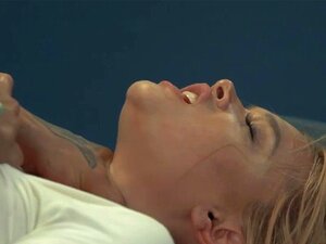 La sexy Kendall Kross se fait choper à la frontière. Cette blonde
