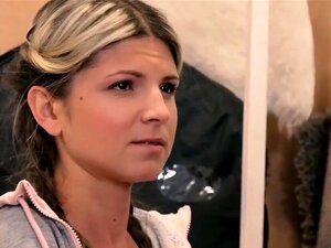 KINKY INLAWS - Baisage lesbien avec une MILF tchèque et une mignonne