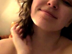 La mignonne plantureuse Tegan montre ses gros seins naturels