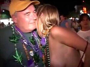 Des salopes en chaleur se déshabillent au piano bar en duel