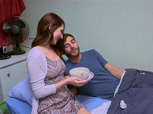 La mignonne demi-sœur suce une bite. La demi-sœur adolescente suce