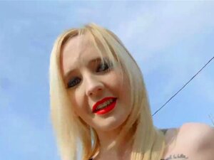 La mignonne gothique Alice D se doigte la chatte rasée, La mignonne