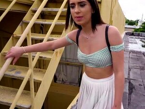 La petite mignonne hésitante Joseline Kelly baise pour du gros cash.