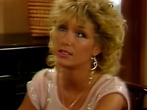 Découvrez le plaisir ultime des années 70 avec notre déesse blonde