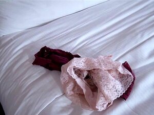 Le demi-frère se fait surprendre par sa belle-sœur chaude Serena. Le