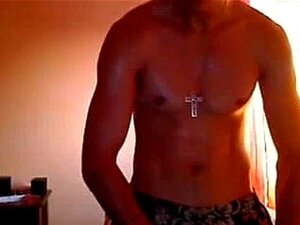 Viens voir un étalon latino se branler devant sa webcam avec son gros