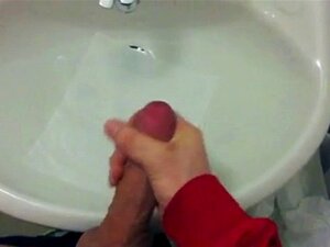 Éjaculation en slomo dans les toilettes publiques. Éjaculation en