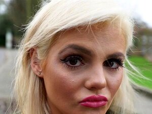 Une bombe britannique baise pour de l'argent en public. La blonde
