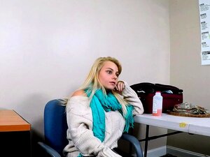 Une jeune bombe de 19 ans baise un agent de sécurité plus âgé