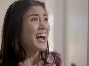 Le vieux papa baise la chatte asiatique avec Kendra Spade dessus.