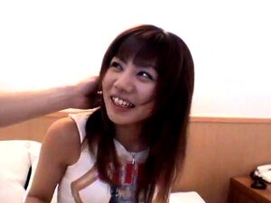La mignonne asiatique Ai Uehara dans un porno amateur en POV