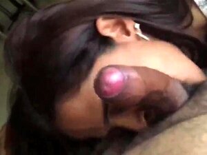 Tata indienne suce une bite géniale. Regarde cette tante indienne