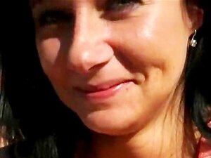 Une nana amateur aux gros seins se fait baiser pour de l'argent sur le