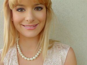 Une jolie blonde est penchée et remplie de foutre. La blonde chaude