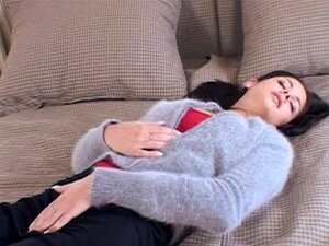 La chatte mouillée se fait bien baiser. Un homme lèche ses doigts et