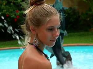 La mignonne étudiante aux cheveux dorés Anjelica se fait absolument