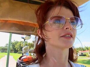 La rousse coquine joslyn james flirte avec une putain de mamie. La