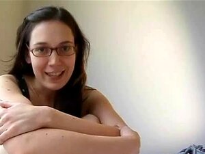 Une bombe sexy se fait bourrer sauvagement dans une chatte poilue