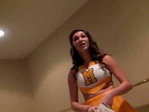 Mofos - la pom-pom girl chaude Holly montre son esprit