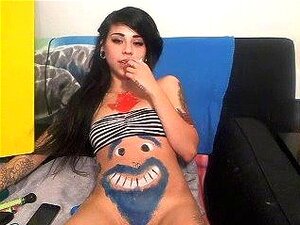 Sweet emo cutie joue avec son corps, Putain, cette mignonne fille a