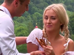 Une mignonne avec des couettes se fait clouer en plein air, une blonde
