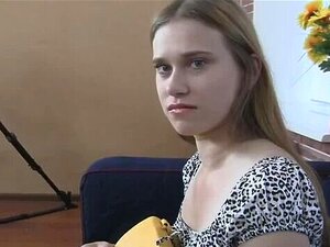 Dirty Flix - Emma - Blondy avec un cul parfait dans une petite robe !