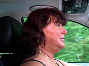 Un chauffeur de taxi MILF se fait baiser par un client dans une