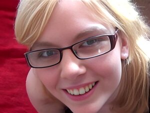 Poussin anglais ringard aux cheveux courts adore le sucer insondable