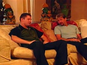 Une MILF blonde chaude reçoit un DP dégueulasse. De l'autre côté