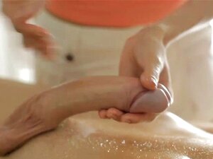 Une masseuse sexy à gros seins se fait baiser la chatte par son