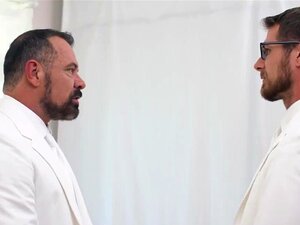 MormonBoyz-Deux beaux-pères barbus baisent doublement une recrue