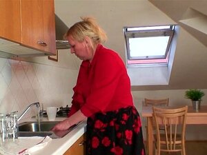 2 travailleurs partagent une grand-mère très âgée