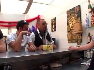 Petite serveuse baisée dans un plan à trois