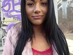 Une brune ramassée laisse un inconnu baiser sa chatte rasée en