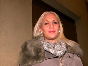 Agent Public Sexe sur le toit pour une blonde sexy avec un cul