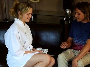 La masseuse serrée Mia Malkova se fait baiser profondément par son