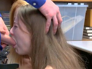 Petite mignonne et belle-mère mature aux gros seins baisée. La