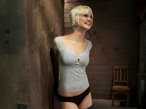 Un blond chaud est attaché et fait pour se déshabiller. Pied ***,