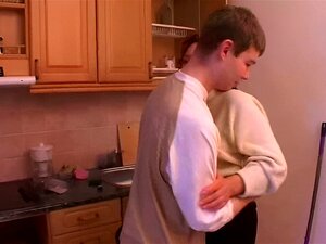 Maman mature et mec frais dans la cuisine