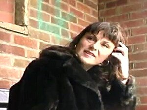 Une MILF anglaise persuadée de montrer en plein air