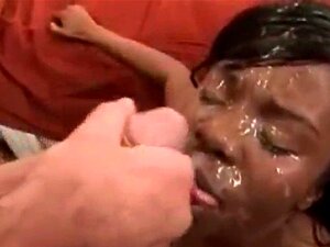 Une mini-pipes noire fraîche et chaude se fait crémer son joli