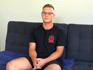 NextDoorCasting - Une jock bi-curieuse révèle une énorme bite lors