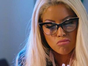 Les MILFs lesbiennes aux gros seins et talons hauts se régalent de