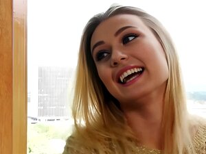 La belle blonde Natalia Starr baise la meilleure amie de son