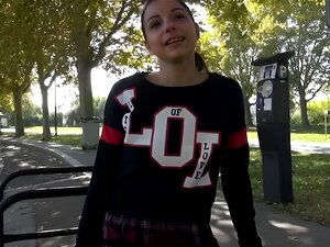 Première coulée anale pour une mignonne de 18 ans